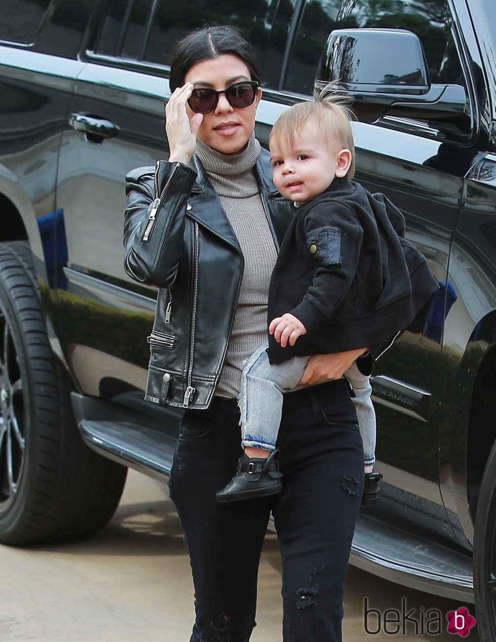 Kourtney Kardashian y su hijo Reign Disick paseando por Beverly Hills