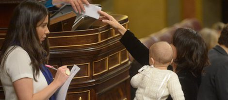 Carolina Bescansa con su hijo en el Congreso de los Diputados