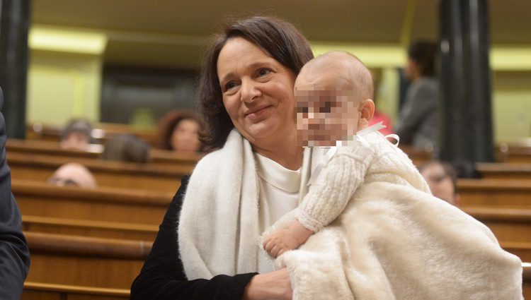 Carolina Bescansa con su hijo Diego en el Congreso de los Diputados