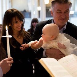 Alec Baldwin e Hilaria Thomas bautizan a su hijo Rafael