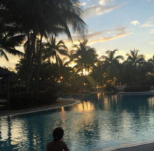 Daniella Bustamante mira el atardecer en sus vacaciones en El Caribe