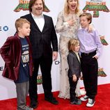 Jack Black con su hijo Samuel Black junto a Kate Hudson y sus hijos en el estreno de 'Kung Fu Panda 3'