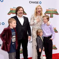 Jack Black con su hijo Samuel Black junto a Kate Hudson y sus hijos en el estreno de 'Kung Fu Panda 3'