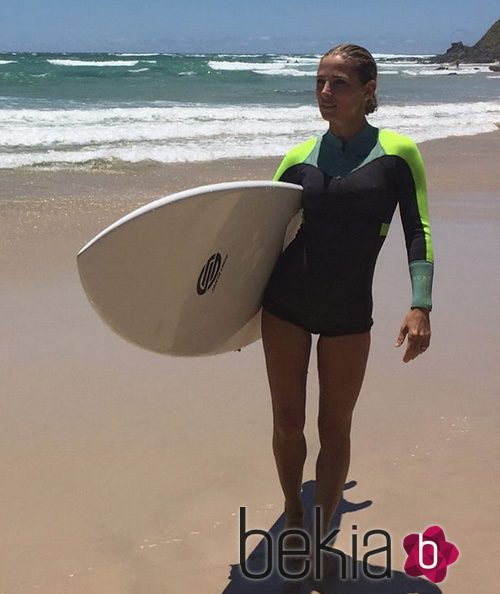 Elsa Pataky haciendo surf en Australia
