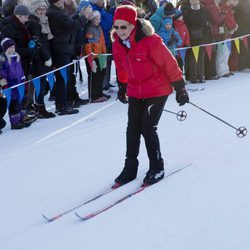 Sonia de Noruega esquiando en las celebraciones del 25 aniversario de reinado de Harald de Noruega