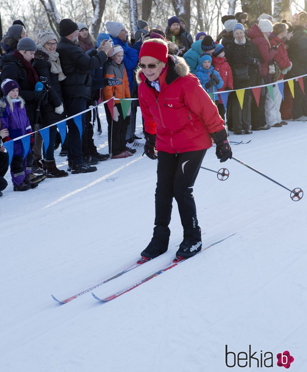 Sonia de Noruega esquiando en las celebraciones del 25 aniversario de reinado de Harald de Noruega