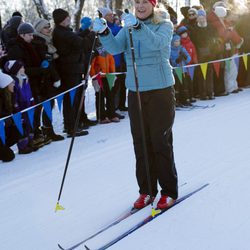 Mette-Marit de Noruega esquiando en las celebraciones del 25 aniversario de reinado de Harald de Noruega