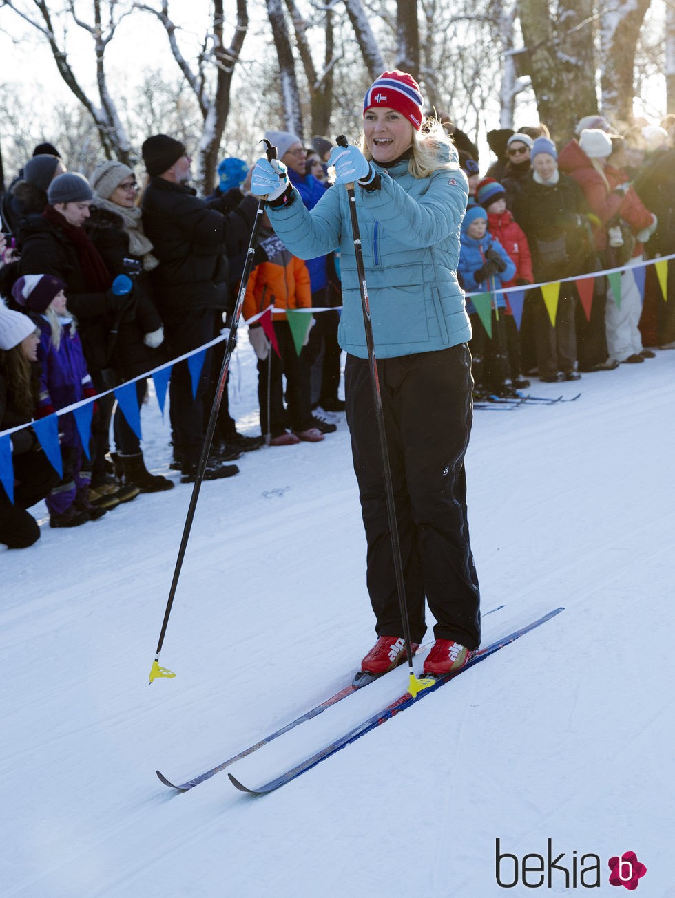 Mette-Marit de Noruega esquiando en las celebraciones del 25 aniversario de reinado de Harald de Noruega
