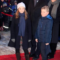 Haakon y Mette-Marit de Noruega con sus hijos Ingrid y Sverre en las celebraciones por el 25 aniversario del reinado de Harald de Noruega