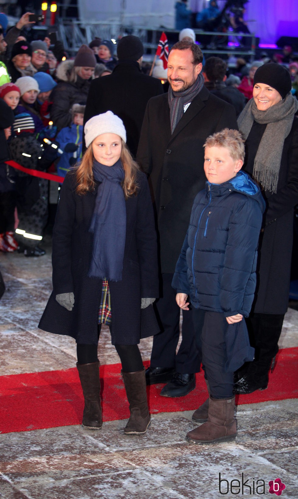 Haakon y Mette-Marit de Noruega con sus hijos Ingrid y Sverre en las celebraciones por el 25 aniversario del reinado de Harald de Noruega