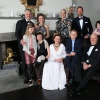 Foto oficial de la Familia Real de Noruega con motivo del 25 aniversario del reinado de Harald de Noruega
