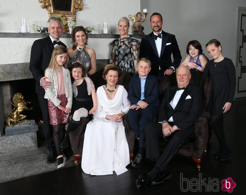 Foto oficial de la Familia Real de Noruega con motivo del 25 aniversario del reinado de Harald de Noruega