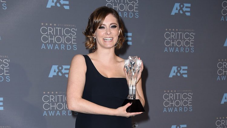 Rachel Bloom con su premio en los Critics' Choice Awards 2016