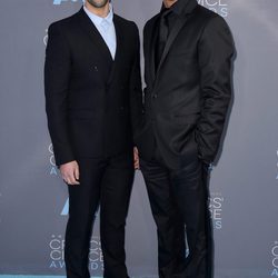 Josh Peck y John Stamos en los Critics' Choice Awards 2016
