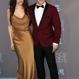 Chloe Bridges y Adam Devine en los Critics' Choice Awards 2016