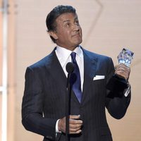Sylvester Stallone con su premio en los Critics' Choice Awards 2016