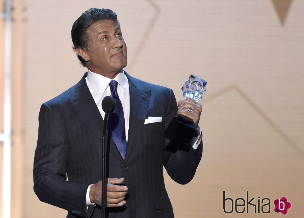 Sylvester Stallone con su premio en los Critics' Choice Awards 2016