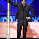 Christian Bale con su premio en los Critics' Choice Awards 2016