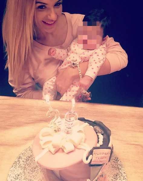 Tamara Gorro soplando las velas de su tarta de 29 cumpleaños con su hija Shaila