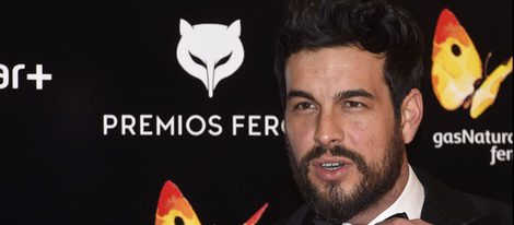 Mario Casas se arregla la pajarita en los Premios Feroz 2016