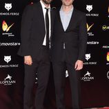 Ernesto Sevilla y Hugo Silva en la alfombra roja de los Premios Feroz 2016