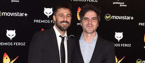 Ernesto Sevilla y Hugo Silva en la alfombra roja de los Premios Feroz 2016