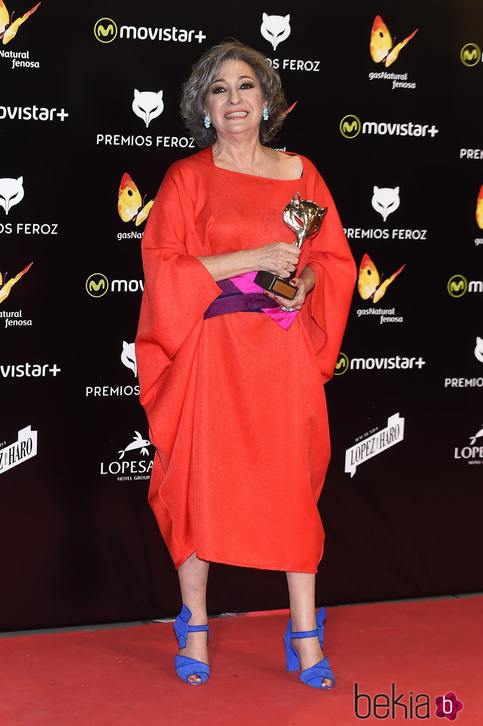 Luisa Gavasa posa con su Premio Feroz 2016