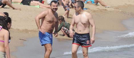 Jorge Javier Vázquez en la playa con un amigo