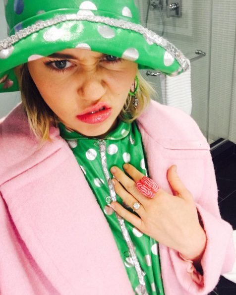 Miley Cyrus luce un anillo idéntico al que le regaló Liam Hemsworth
