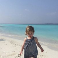 Leonor de Suecia caminando por la playa en Maldivas
