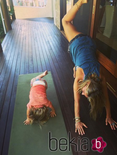 Elsa Pataky hace yoga con su hija India Hemsworth