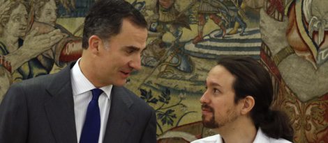 El Rey Felipe habla con Pablo Iglesias en su primera audiencia en La Zarzuela