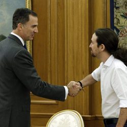 El Rey Felipe y Pablo Iglesias se saludan en La Zarzuela