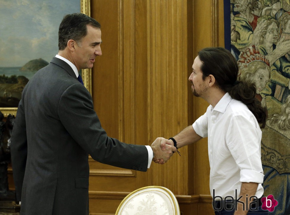 El Rey Felipe y Pablo Iglesias se saludan en La Zarzuela