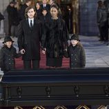 Céline Dion con sus hijos en el funeral de su marido