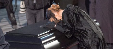 Celine Dion besando el ataúd de su marido