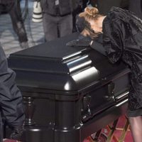 Celine Dion besando el ataúd de su marido