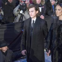 Céline Dion y su hijo René-Charles tras el funeral de Angélil