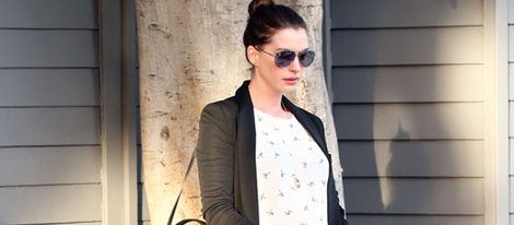Anne Hathaway luce embarazo abandonando el gimnasio