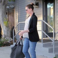 Anne Hathaway, embarazada, saliendo del gimnasio