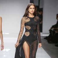 Irina Shayk desfilando para Versace en la Semana de la Alta Costura de París primavera/verano 2016