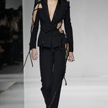 Gigi Hadid desfilando para Versace en la Semana de la Alta Costura de París primavera/verano 2016