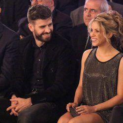 Gerard PIqué y Shakira sonríen en la Fiesta del Deporte Catalán