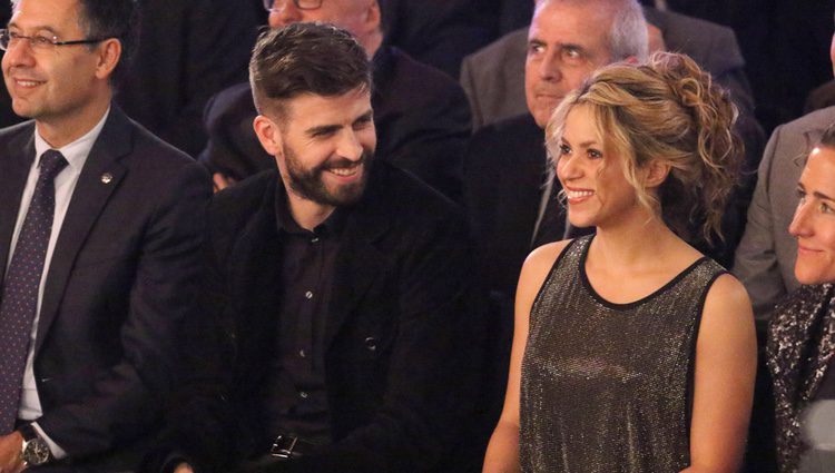 Gerard PIqué y Shakira sonríen en la Fiesta del Deporte Catalán
