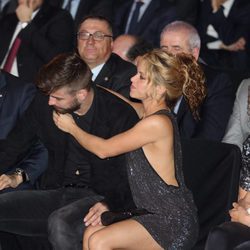 Shakira consuela a Gerard Piqué en la Fiesta del Deporte Catalán