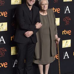 Daniel Guzmán y su abuela Antonia Guzmán en la cena de los nominados a los Premios Goya 2016