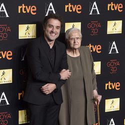 Daniel Guzmán y su abuela Antonia Guzmán en la cena de los nominados a los Premios Goya 2016