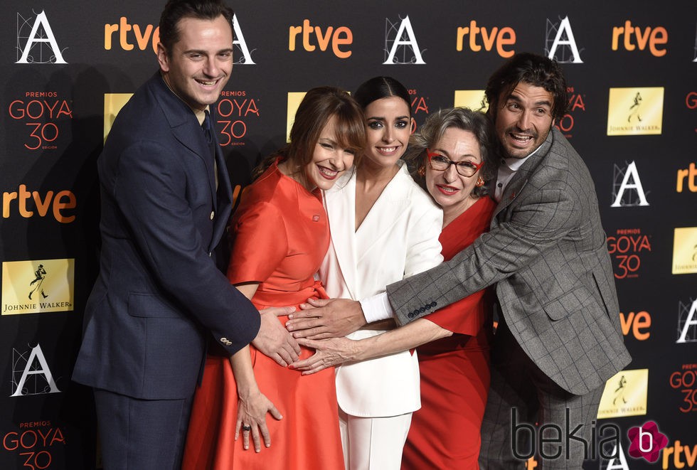Asier Etxeandia, Paula Ortiz, Inma Cuesta, Luisa Gavasa y Álex García en la cena de los nominados a los Premios Goya 2016