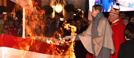 Charlene de Mónaco quemando la barca en Santa Devota 2016