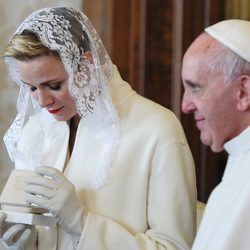Charlene de Mónaco, muy emocionada en su audiencia con el Papa Francisco